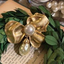 Load image into Gallery viewer, Vintage Faux Baroque Pearl Flower Brooch

