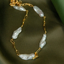 Load image into Gallery viewer, Stick Baroque Short Chain Necklace
