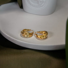 Load image into Gallery viewer, Swirl Earring
